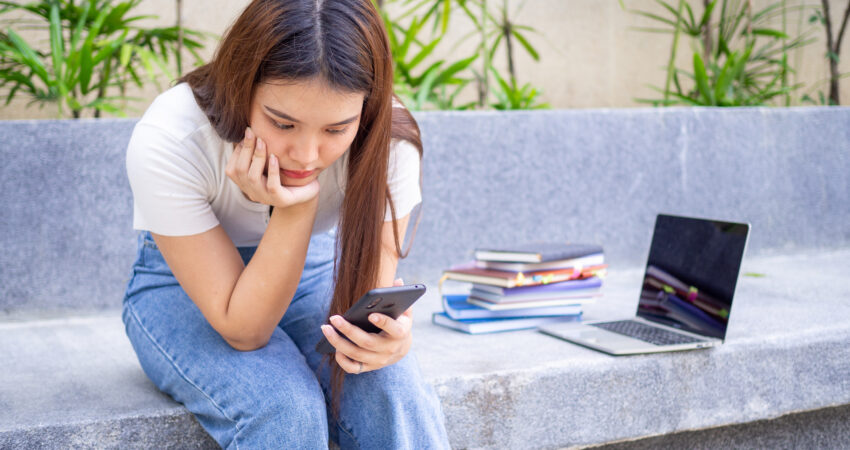 Studentka UJD przeglądająca platformę USOS UJD na telefonie
